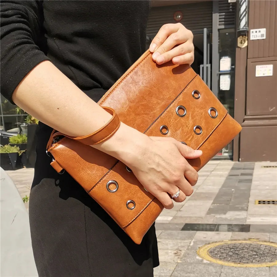 Domina Rivet Clutch